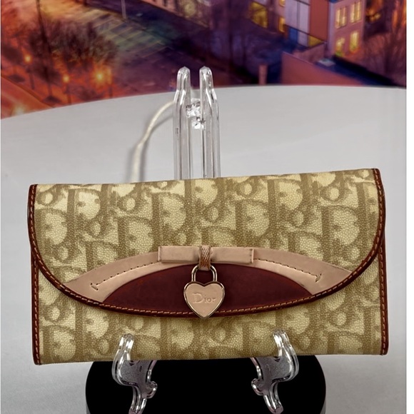 💥Host Pick💥 DIOR Trotter Heart PVC Leather
Continental Wallet - Picture 1 of 11